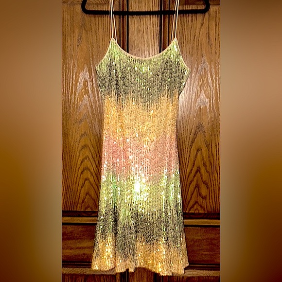 Badgley Mishka Belle Show Stoppimg Sequin Ombre midi party dress
worn once! 8/10 - Picture 1 of 17